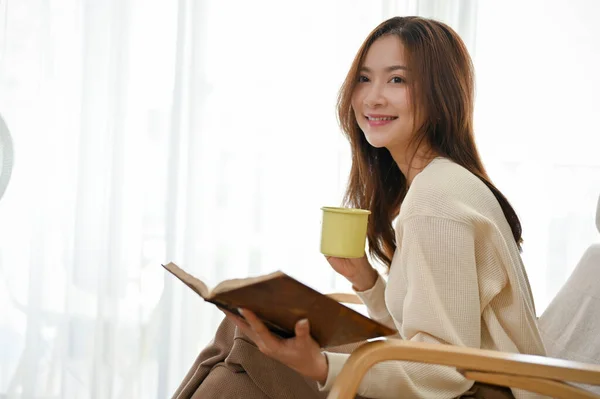 Jovem Asiática Atraente Gosta Ler Livro Enquanto Toma Café Senta — Fotografia de Stock