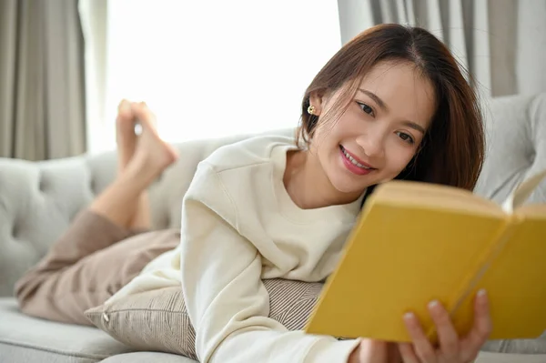 Atraente Encantador Jovem Asiática Deitado Seu Sofá Confortável Sala Estar — Fotografia de Stock