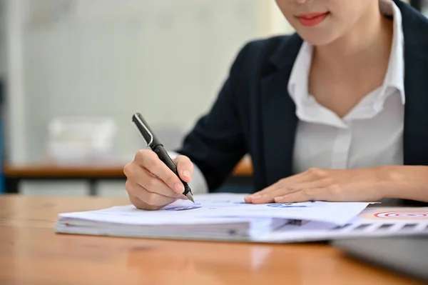 Eine Attraktive Junge Asiatische Geschäftsfrau Oder Finanzarbeiterin Die Ihrem Schreibtisch — Stockfoto