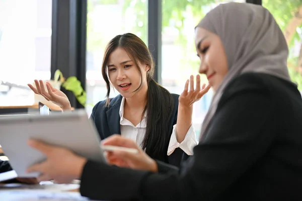 Professionele Jonge Aziatische Vrouwelijke Baas Manager Vergadering Luisteren Naar Haar — Stockfoto