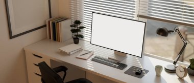 Minimum beyaz çalışma alanı ya da ofis stüdyosu içi bilgisayar beyaz ekran modeli, masa lambası, kırtasiye ve pencere perdeleri olan dekorlar. 3d görüntüleme, 3d illüstrasyon