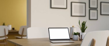 Dizüstü bilgisayar beyaz ekran modeli, dekor bitkileri ve minimum yemek odasındaki ahşap zımbırtı masasındaki eşyalar. 3d görüntüleme, 3d illüstrasyon