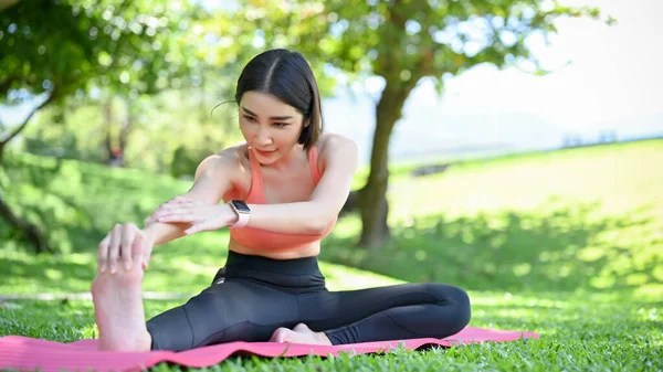 Vonzó Rugalmas Fiatal Ázsiai Lány Jóga Fitnesz Gyakorlatot Végez Szabadban — Stock Fotó