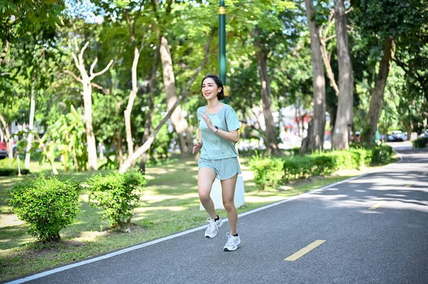 Aktive Junge Asiatische Läuferinnen Sportbekleidung Laufen Morgens Schönen Grünen Park — Stockfoto