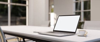 Modern ofis çalışma alanı, dizüstü bilgisayarı, beyaz ekran maketi, kahve fincanı ve tableti beyaz toplantı masasında. Görüntüyü yaklaştır. 3d görüntüleme, 3d illüstrasyon