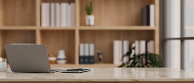 Yakın plan, modern şehir ofis çalışma alanı, dizüstü bilgisayar, kırtasiye ve fotokopi alanı mermer masa üstü ürününüz için bulanık ofis arkaplanı üzerinde. 3d görüntüleme, 3d illüstrasyon