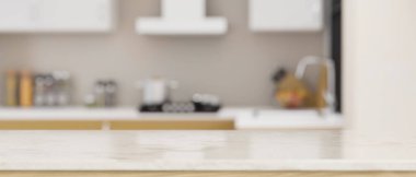 Arka plandaki bulanık modern ev mutfağı üzerinde ürününüzün sergilenmesi için boş alanı olan beyaz mermer masa. 3d görüntüleme, 3d illüstrasyon