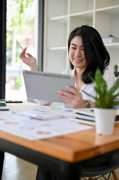 자신의 사무실 책상에 디지탈 태블릿 터치패드를 사용하는 예쁘고 매력적 아시아 — 스톡 사진