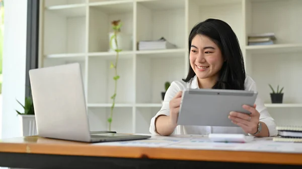 Úspěšná Asijská Podnikatelka Nebo Žena Výkonný Manažer Své Kanceláři Stolu — Stock fotografie