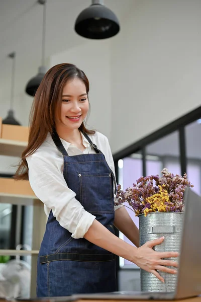 Retrato Hermosa Atractiva Joven Florista Asiática Sosteniendo Hermoso Ramo Mientras —  Fotos de Stock