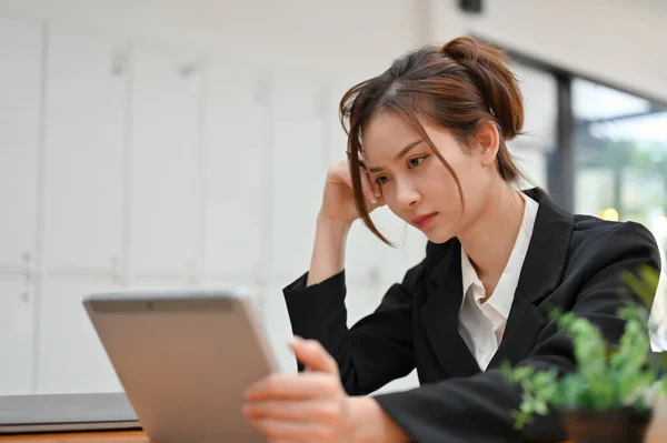 Pensativa Joven Empresaria Asiática Usando Tablet Contemplando Una Estrategia Negocio —  Fotos de Stock