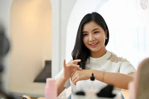 Encantadora Artista Maquillaje Femenina Asiática Bloguera Belleza Independiente Transmitiendo Vivo — Foto de Stock