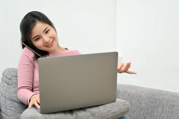 Bella Giovane Donna Asiatica Soggiorno Che Lavora Casa Parlando Telefono — Foto Stock