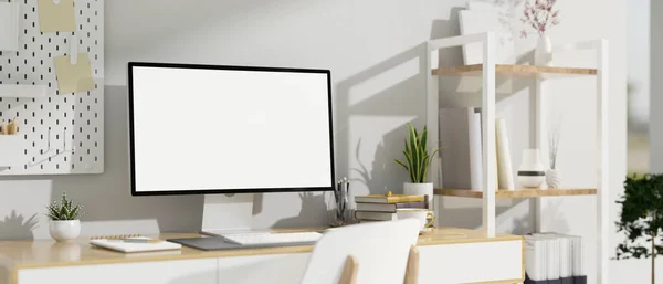 木製のテーブル 白い棚と白い壁に白いペグボード上のPcデスクトップコンピュータのモックアップと最小限の作業スペースのインテリアデザイン 3Dレンダリング 3Dイラスト — ストック写真