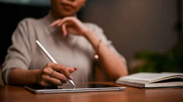 Inteligente Elegante Mujer Negocios Asiática Jefe Femenino Utilizando Touchpad Tableta — Foto de Stock