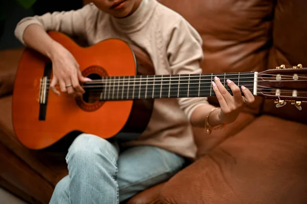 Kivágott Kép Egy Gyönyörű Fiatal Ázsiai Gitározik Nappalijában Hobbi Szabadidő — Stock Fotó