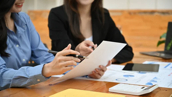 Dos Mujeres Negocios Asiáticas Contadoras Discutiendo Informe Durante Reunión Con —  Fotos de Stock