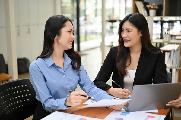 Felices Alegres Jóvenes Empresarias Asiáticas Trabajadoras Oficina Disfrutan Hablando Teniendo —  Fotos de Stock