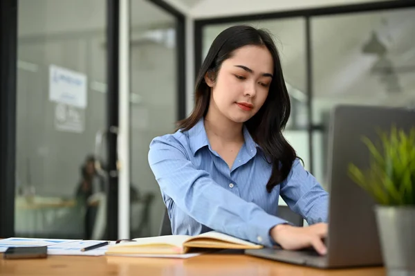 Atractiva Millennial Mujer Negocios Asiática Empleado Negocios Que Trabaja Oficina —  Fotos de Stock