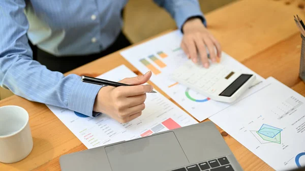 Overhead Shot Professionell Asiatisk Kvinnlig Finansanalytiker Eller Revisor Med Hjälp — Stockfoto