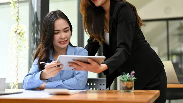 Hermosa Joven Mujer Negocios Asiática Empleado Buscando Algunos Detalles Pantalla —  Fotos de Stock