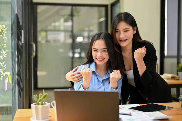 Vrolijke Jonge Aziatische Zakenvrouwen Aan Het Bureau Het Maken Van — Stockfoto