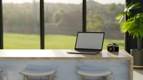 便携式笔记本电脑的白色屏幕模型 相机和复制空间的现代木材厨房台面在现代家庭内部 3D渲染 3D说明 — 图库照片