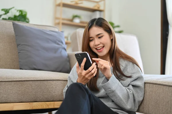 Attractive Young Asian Woman Enjoys Chatting Her Friends Her Smartphone — Stock Photo, Image