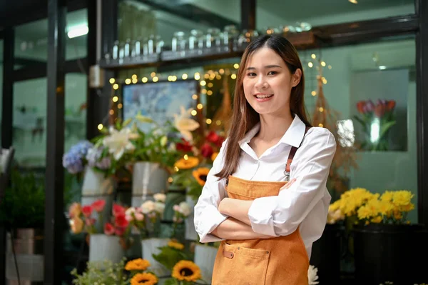 Aantrekkelijke Jonge Aziatische Vrouwelijke Bloemist Armen Gekruist Glimlachend Kijkend Naar — Stockfoto