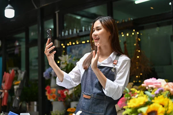Charmante Jonge Aziatische Vrouwelijke Bloemist Bloemenwinkel Werknemer Met Behulp Van — Stockfoto