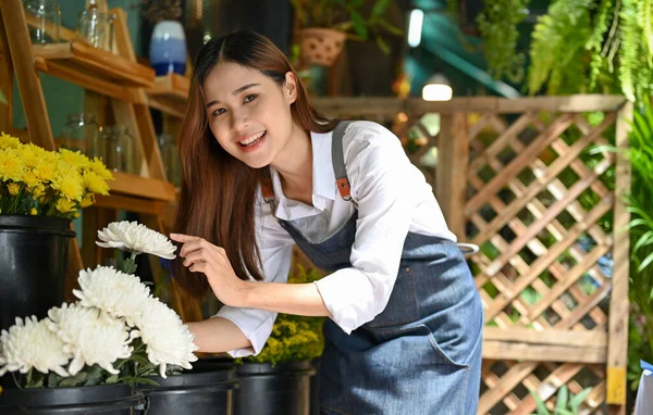 Güzel Çekici Asyalı Bayan Çiçekçi Çiçekçi Kovadaki Özel Çiçeklerle Ilgileniyor — Stok fotoğraf