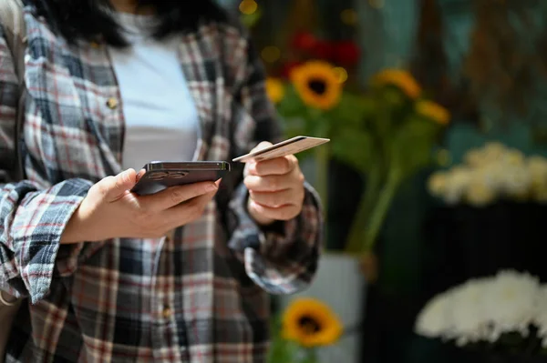 Kesilmiş Görüntü Elinde Akıllı Telefon Kredi Kartı Olan Asyalı Bir — Stok fotoğraf