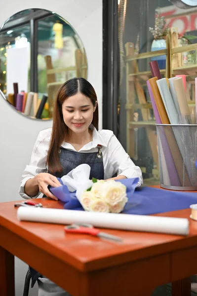 彼女の店で彼女の顧客のための美しい特別な花束を作る肖像画 美しく プロの若いアジアの女性花屋 ストック画像