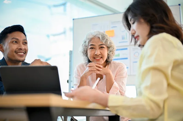 快乐而成功的亚洲女性老板或执行经理在与她的营销团队的会面中 — 图库照片