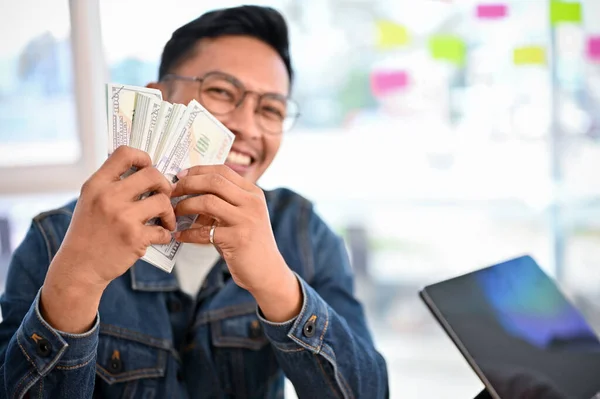 Счастливый Жизнерадостный Азиат Начинающий Предприниматель Долларовыми Купюрами Банковское Дело Деньги — стоковое фото