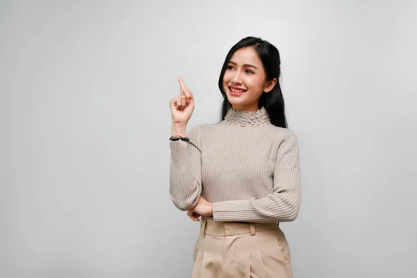 Hermosa Joven Mujer Asiática Atractiva Ropa Casual Apuntando Con Dedo —  Fotos de Stock