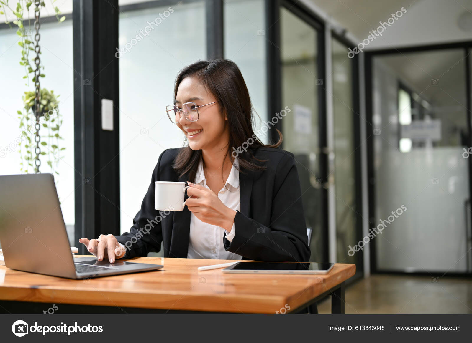 Mujer con gafas usando laptop. Empresaria encantadora en anteojos