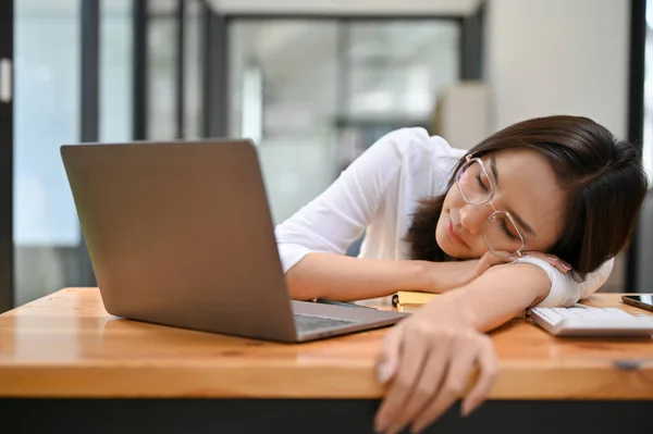 Cansada Millennial Asiática Empresaria Contadora Queda Dormida Toma Una Siesta — Foto de Stock