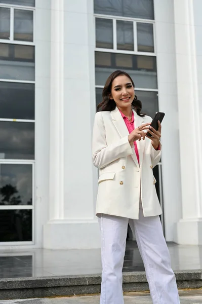 Retrato Linda Jovem Empresária Asiática Consultora Feminina Terno Branco Formal — Fotografia de Stock