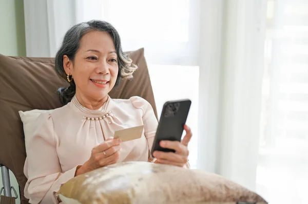 Krásná Asijské Věku Žena Pomocí Line Mobilní Bankovnictví Aplikace Platit — Stock fotografie