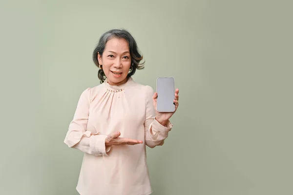 Aantrekkelijke Mooie Jaren Senior Aziatische Vrouw Met Een Smartphone Zwart — Stockfoto
