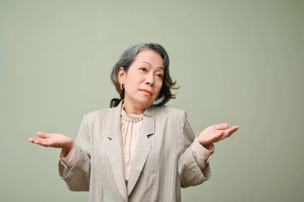 Bezradná Šedesátnice Starší Asiatka Nebo Podnikatelka Pokrčí Rameny Stojí Izolovaném — Stock fotografie