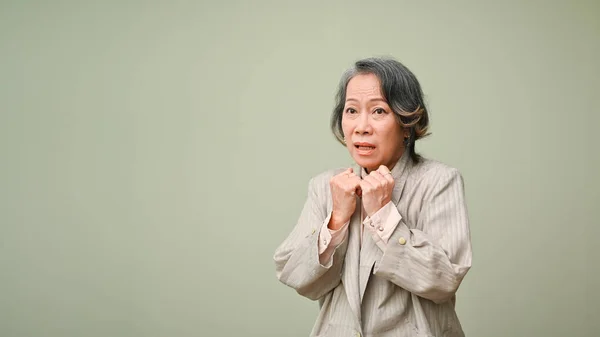 Asustado Preocupado Años Edad Mujer Asiática Traje Casual Pie Aislado — Foto de Stock
