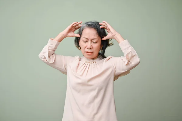 Stres 60S Důchodu Asijské Ženy Trpící Migrénou Nebo Bolestí Hlavy — Stock fotografie