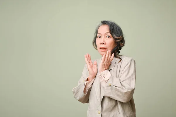 Šokovaný Vyděšený Léta Věku Asijské Ženy Překvapen Něčím Děsivým Stojí — Stock fotografie