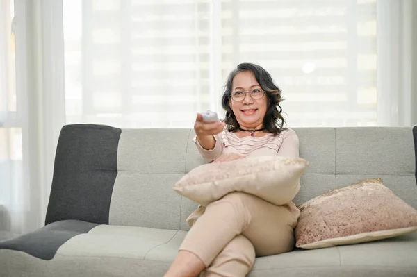 Šťastné Uvolněné 60S Důchodu Asijské Ženy Nosí Brýle Sledování Televize — Stock fotografie