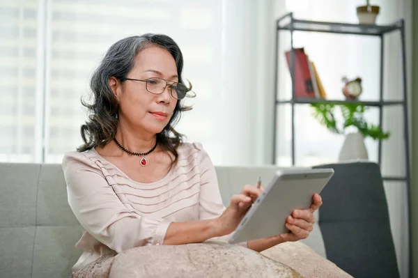 Glückliche Und Ruhige Ältere Asiatische Frau Mit Brille Und Digitalem — Stockfoto