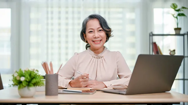Šťastné Okouzlující 60S Věku Asijské Žena Nebo Podnikatelka Sedí Svého — Stock fotografie