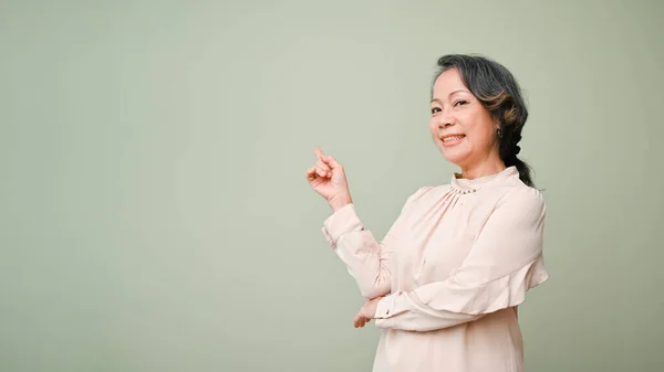 Šťastné Veselé 60S Důchodu Asijské Ženy Ležérní Oblečení Úsměvem Stojí — Stock fotografie