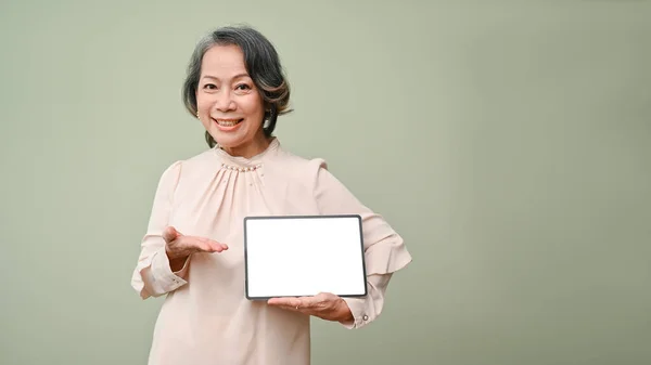 Feliz Encantador 60S Envelhecido Asiático Mulher Roupas Casuais Segurando Tablet — Fotografia de Stock